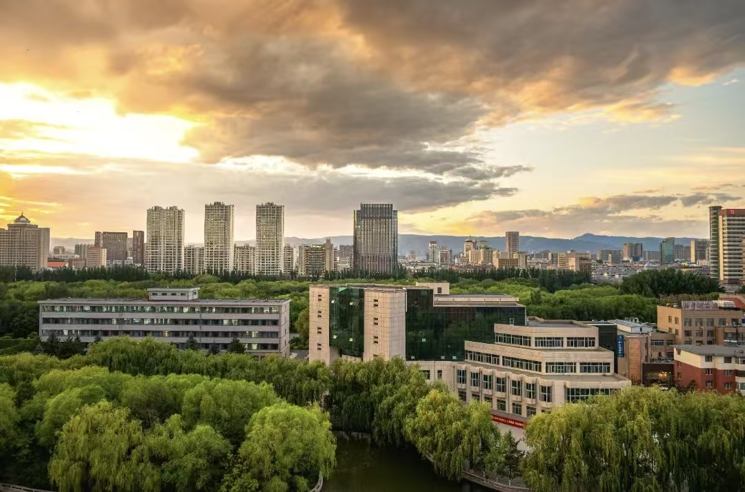 内蒙古大学校园落日余晖全景图