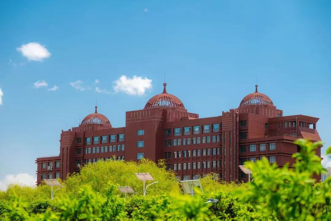 蓝天下的内蒙古大学计算机学院大楼
