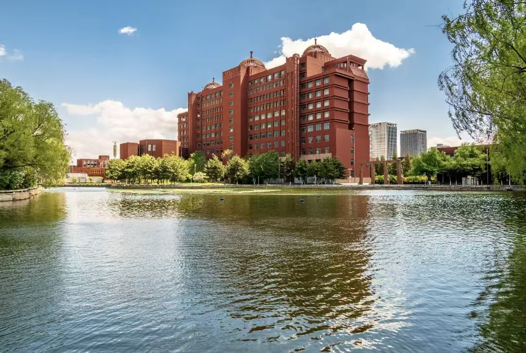 桃李湖畔的内蒙古大学教学楼远景